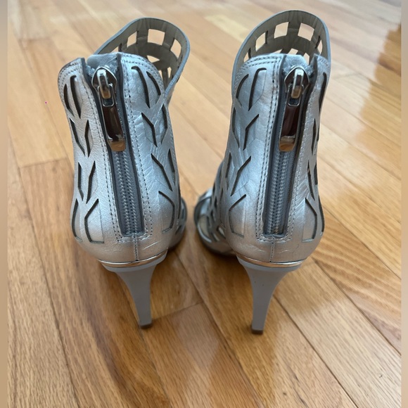 BCBG MAXAZRIA MAVEN LASER-CUT SANDAL SILVER IN SIZE 7.5 - Picture 7 of 13